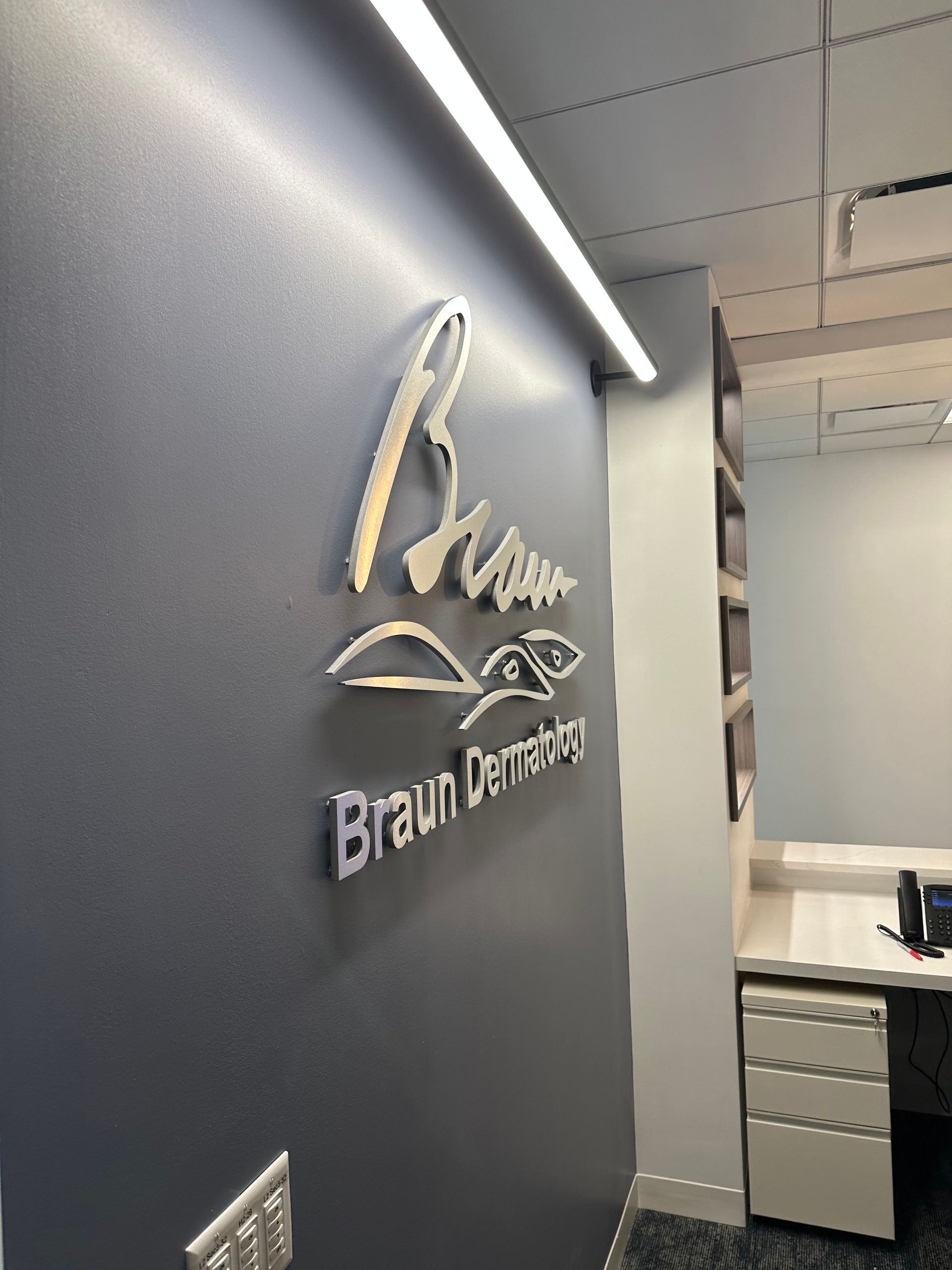 A sign on a wall that says braun on it