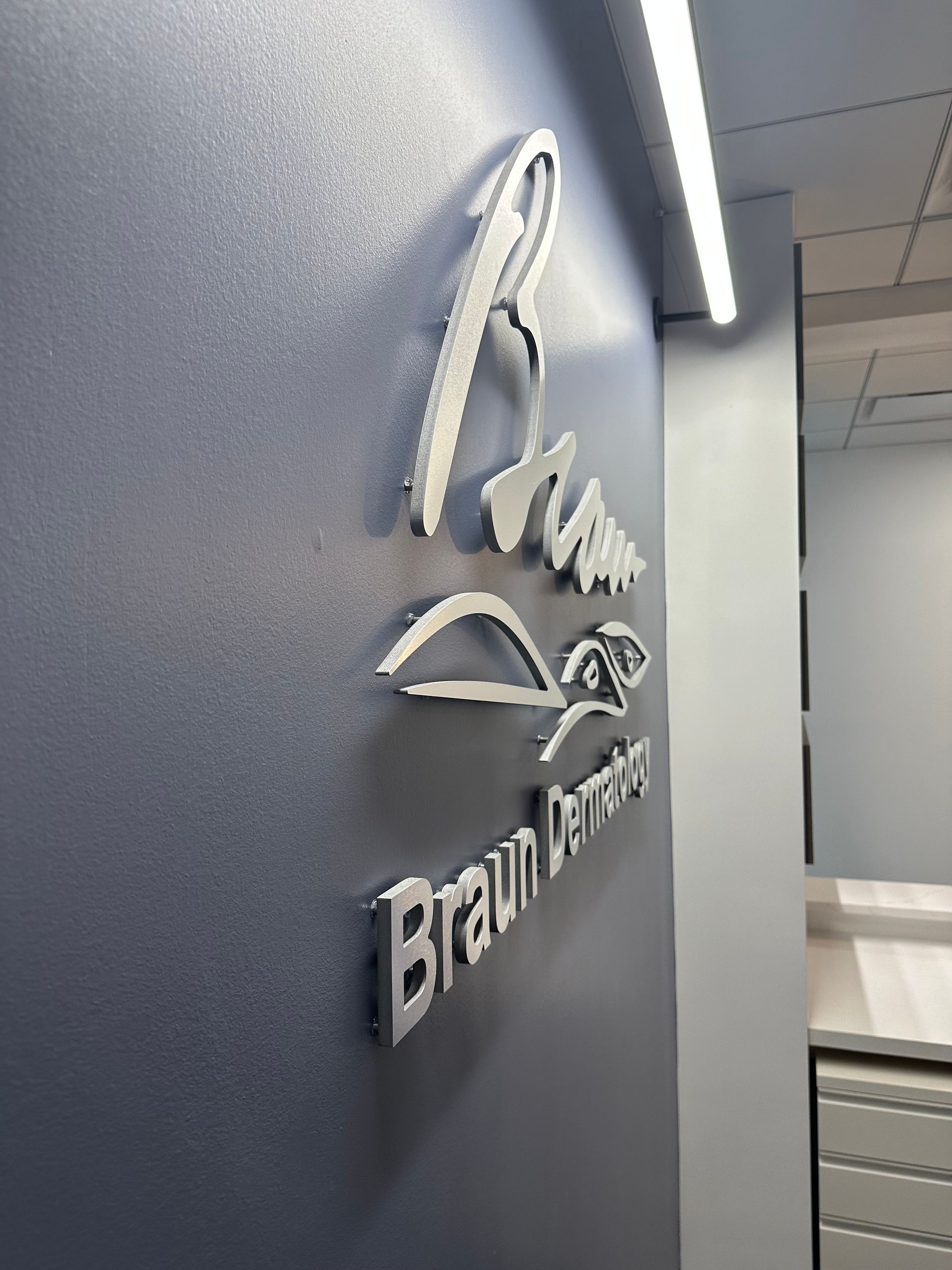 A sign on a wall that says braun on it