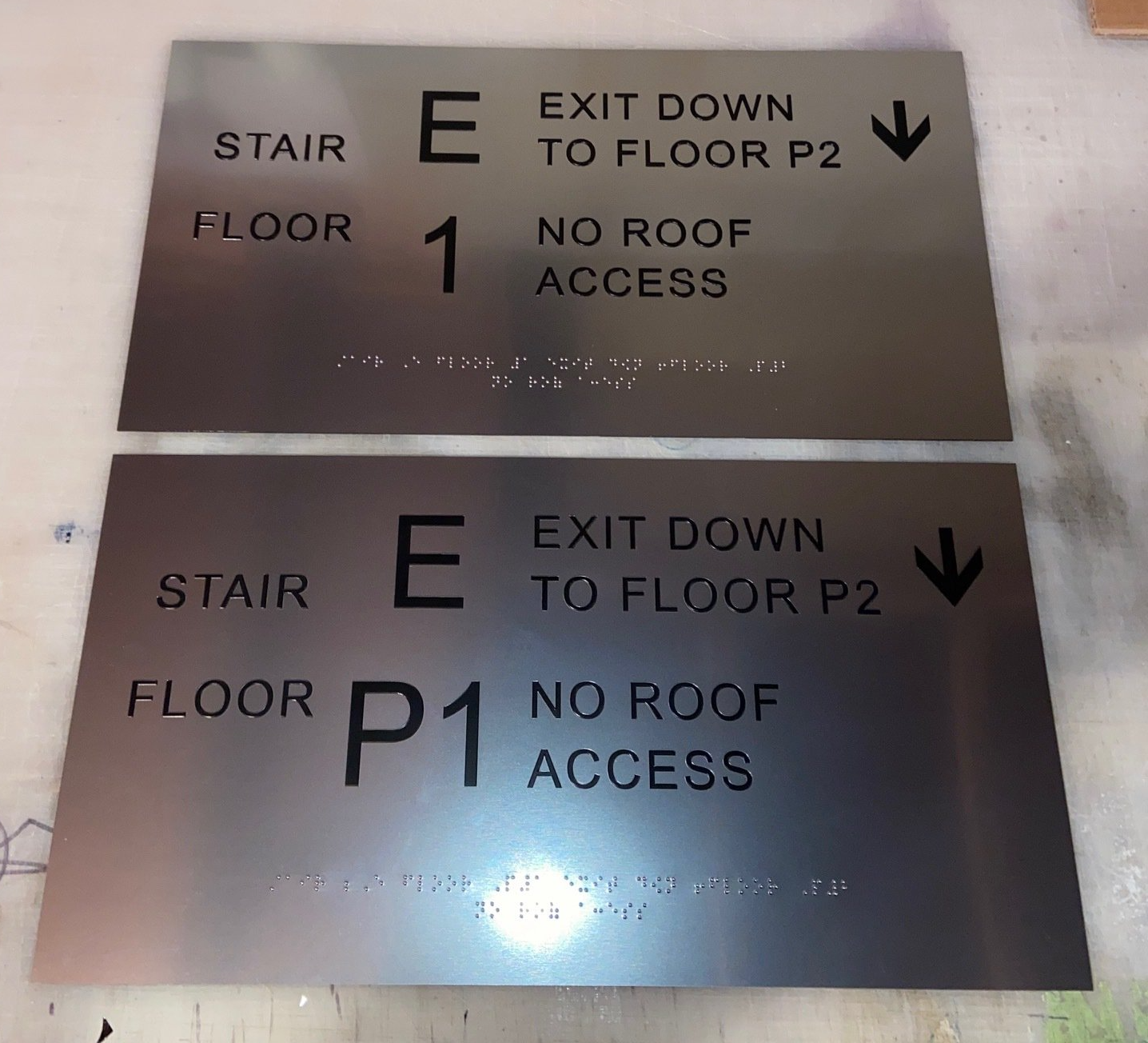A sign that says exit down to floor p2 on it