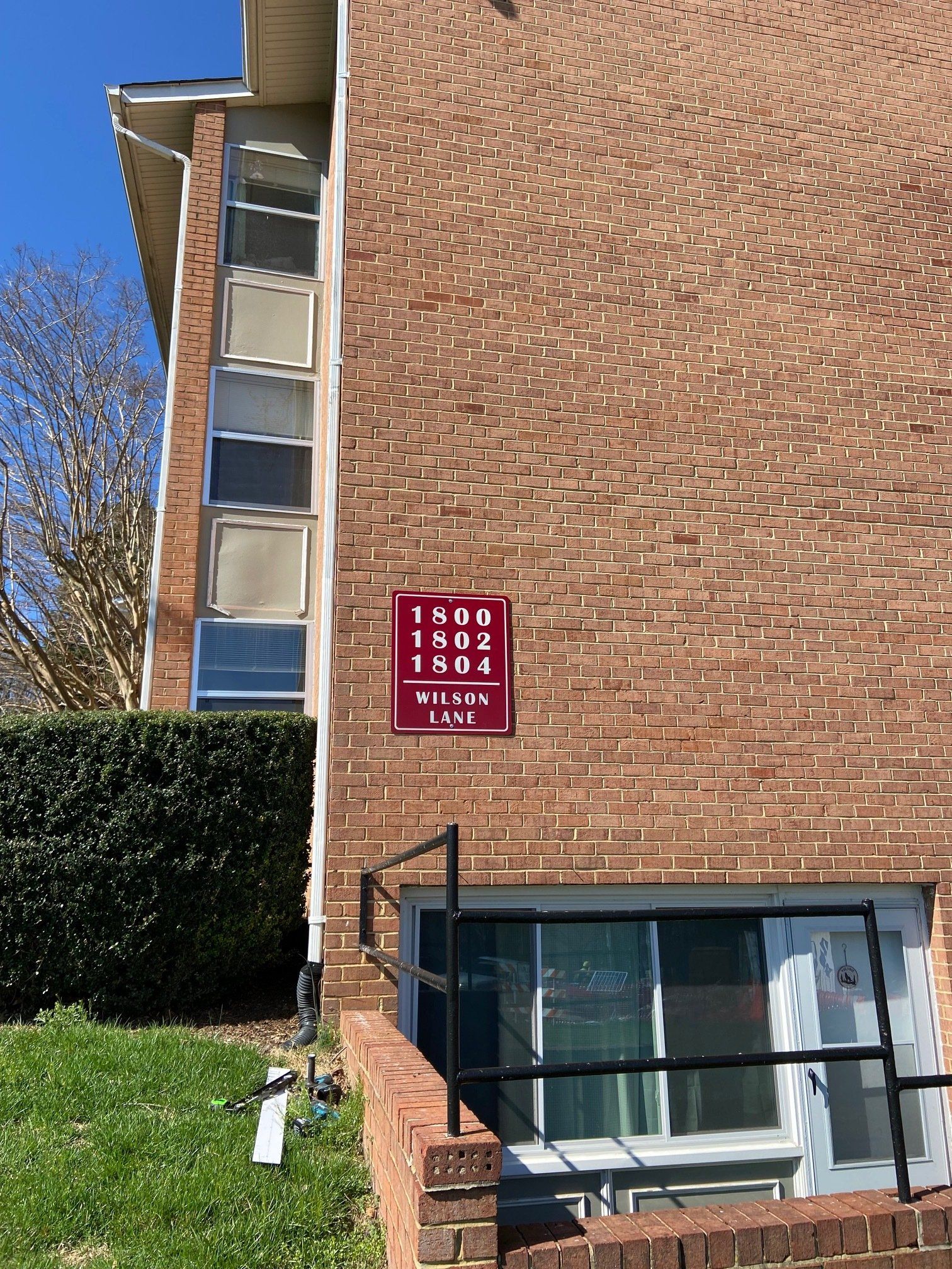 A brick building with a sign on the side that says ' 1980 ' on it