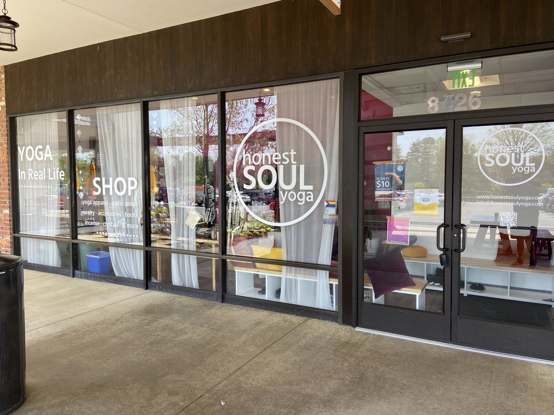 A store front with a lot of windows and doors.