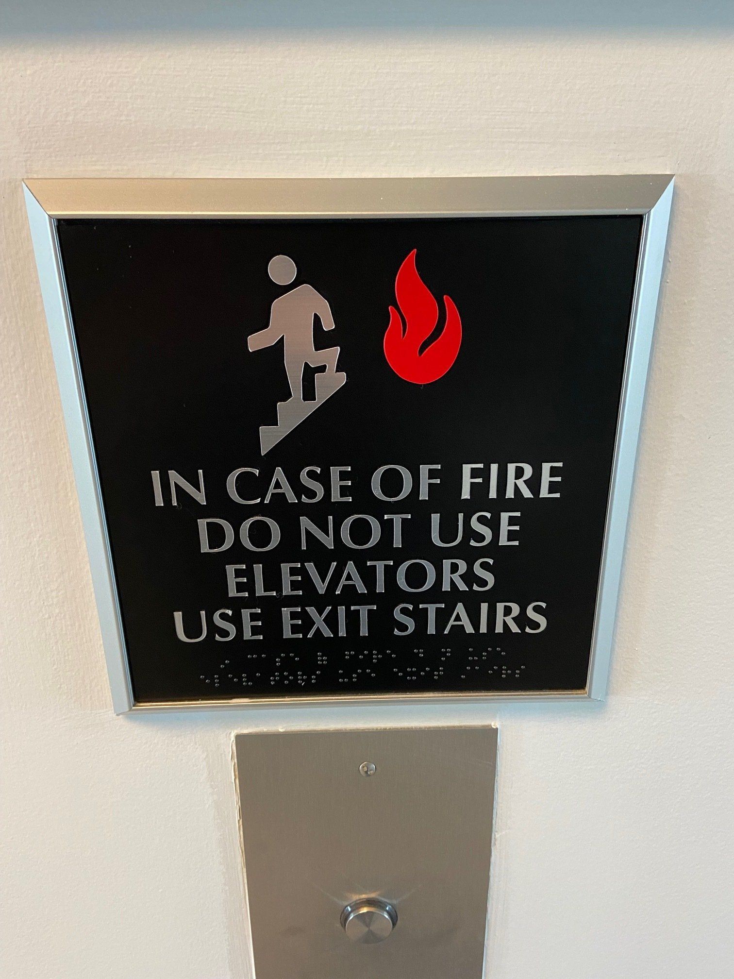 A sign that says in case of fire do not use elevators use exit stairs
