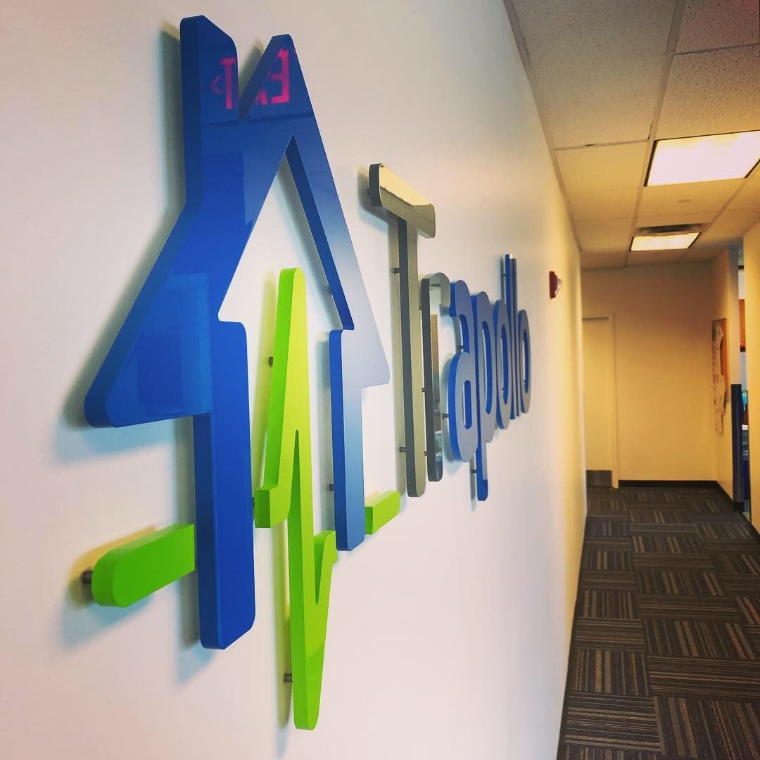 A hallway with a sign on the wall that says t.3