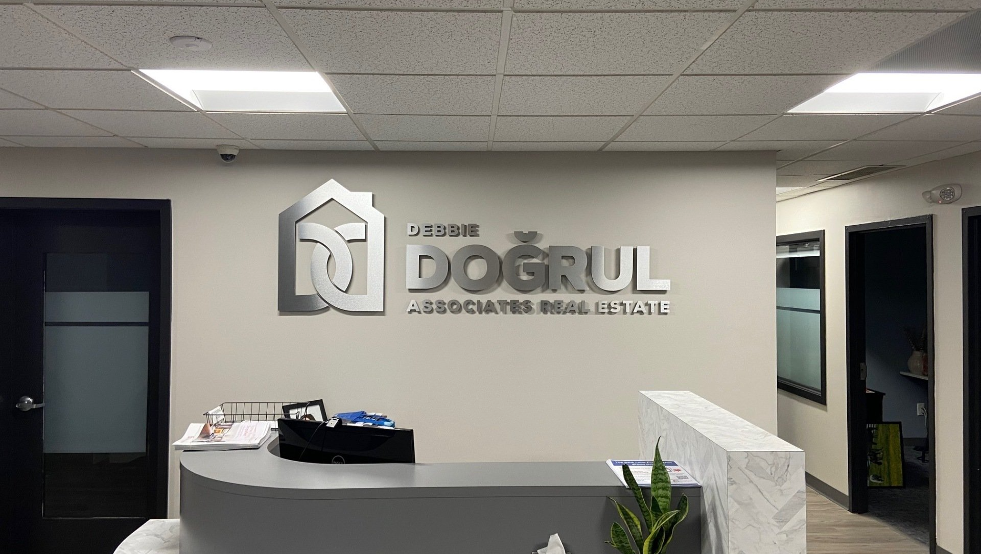 A reception area with a sign on the wall that says doğrul.