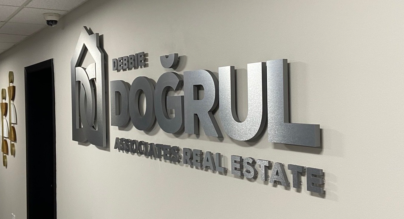 A sign on a wall that says dogrul on it