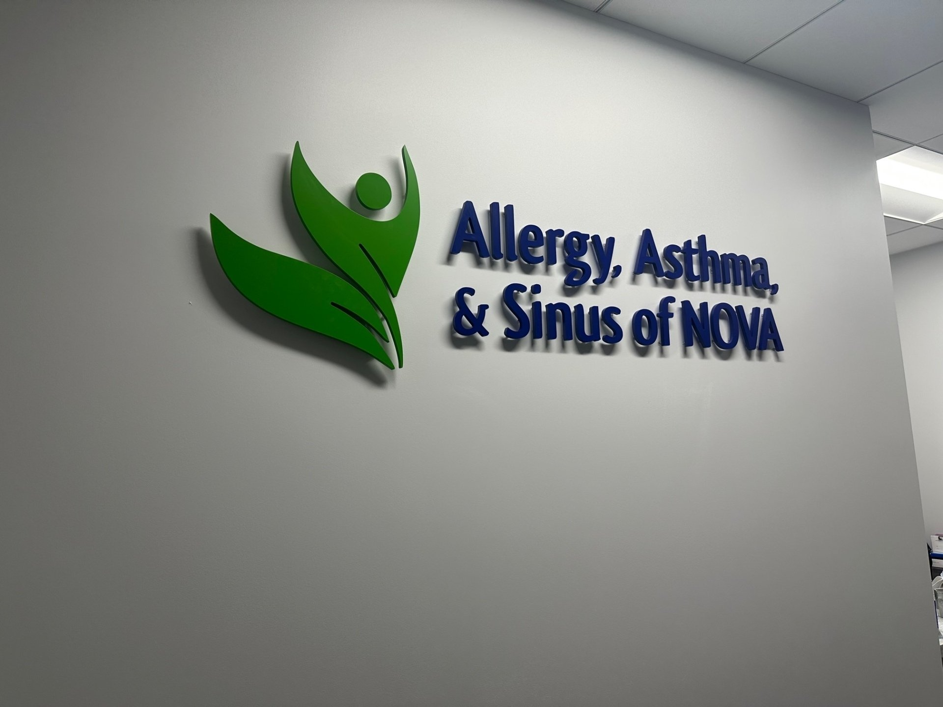 A sign on a wall that says allergy asthma and sinus of nova