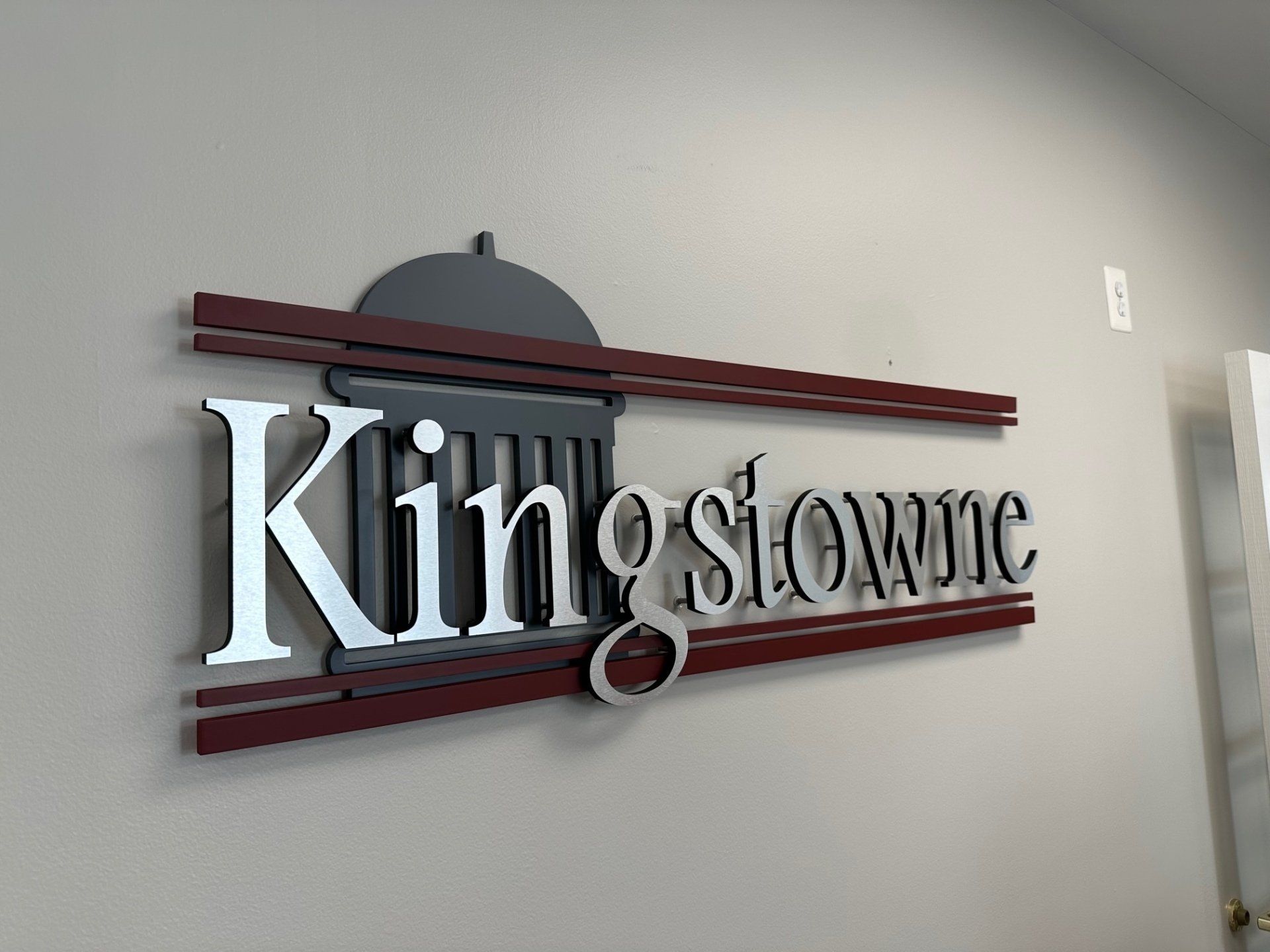 A sign on a wall that says kingstowne