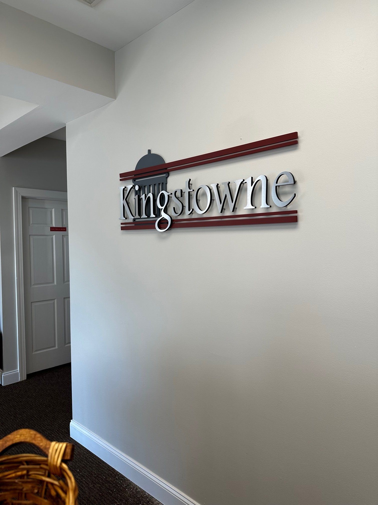 A sign on a wall that says kingstowne