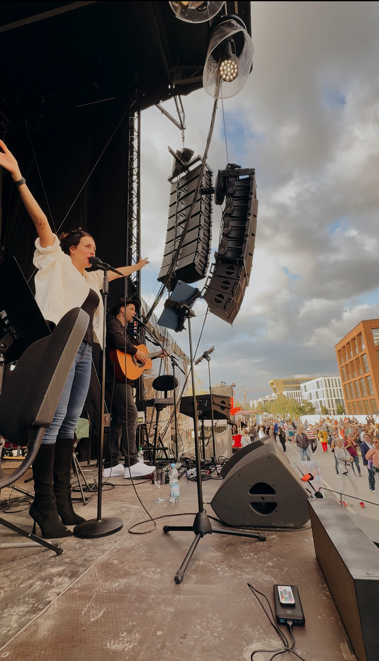 Sängerin Melanie Wissler aus Essen auf Bühne
