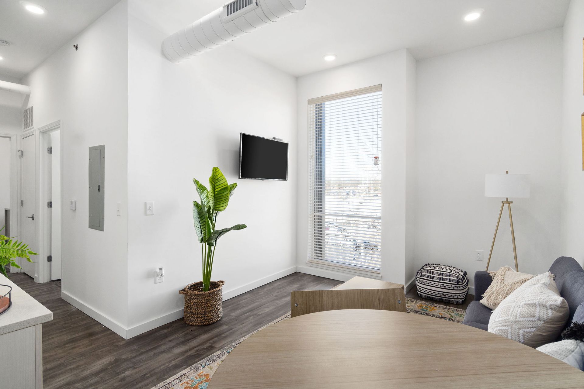 Photo showing the livingroom with a hallway in the background