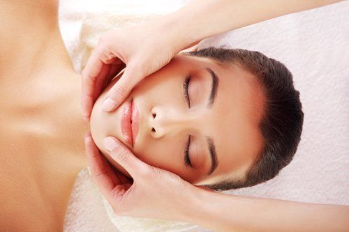 estetista effettua massaggio viso