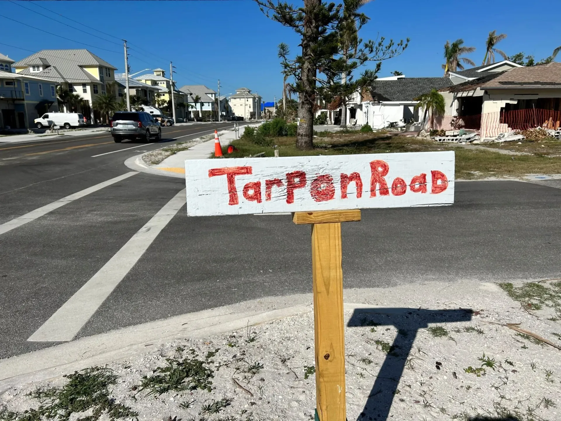 A sign on the side of the road says tarpon road
