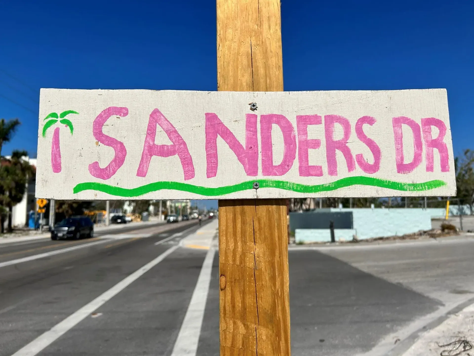 A sign on a pole that says sanders drive