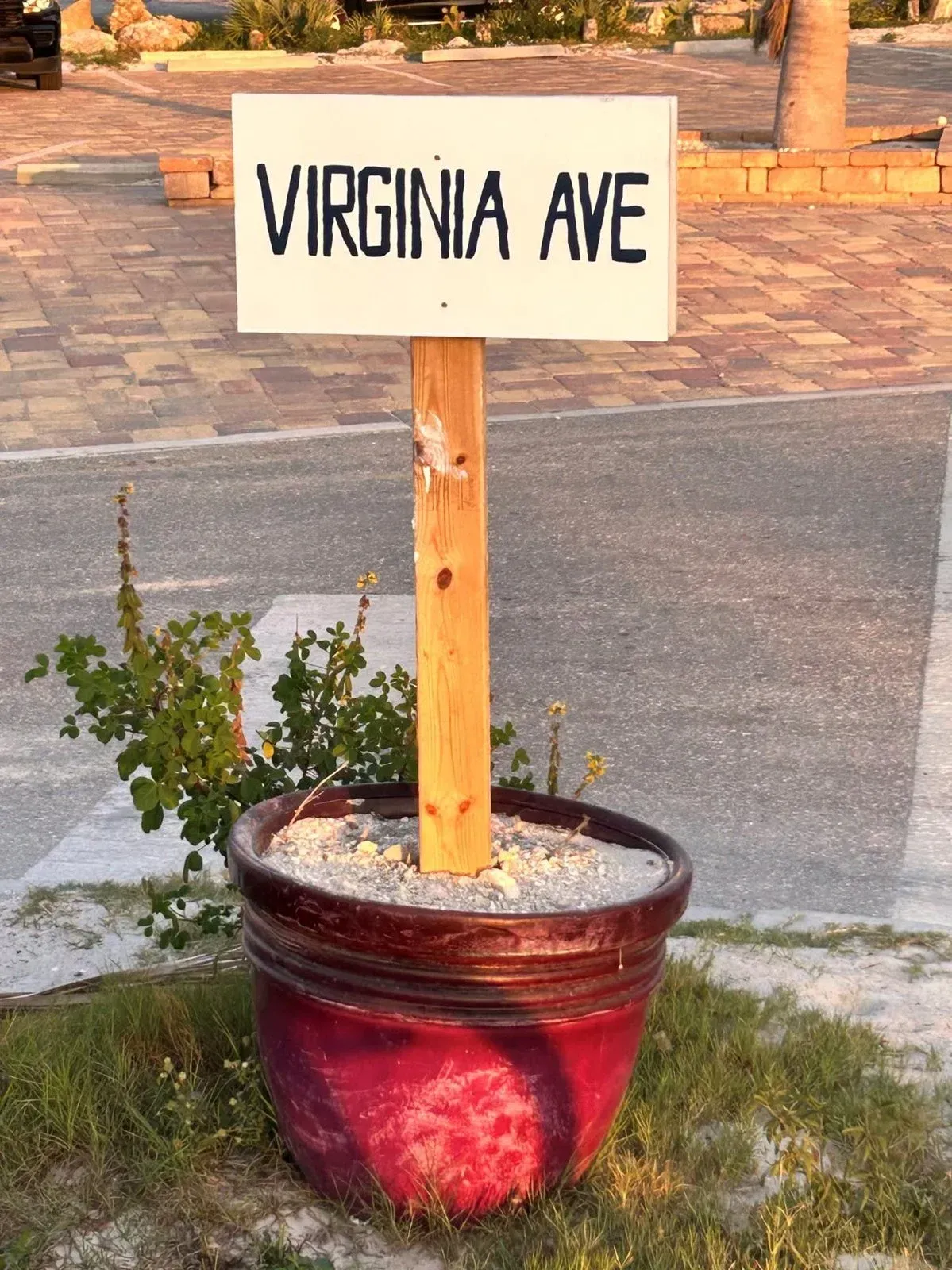 A sign that says virginia ave on it