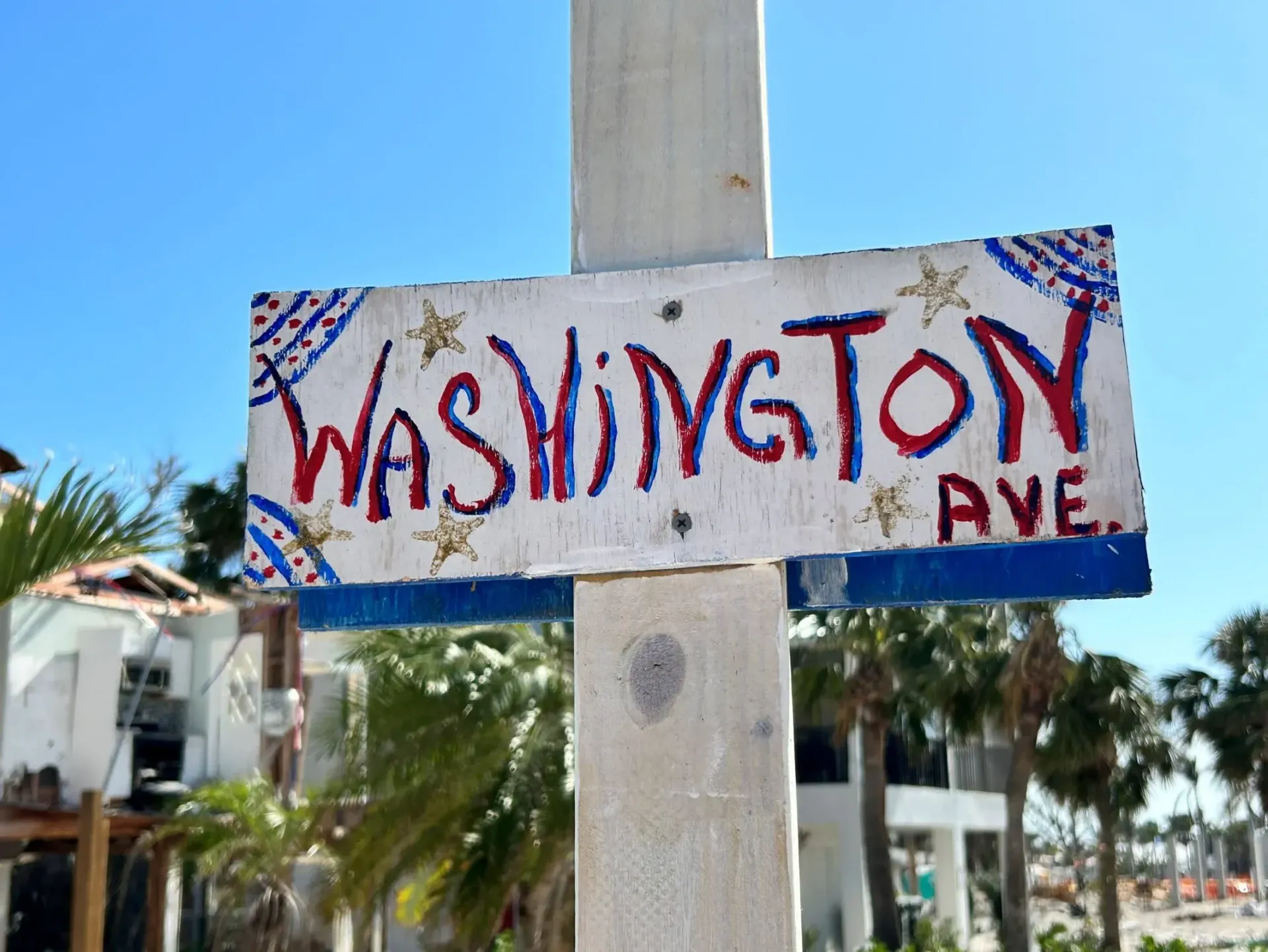 A sign that says washington ave on it