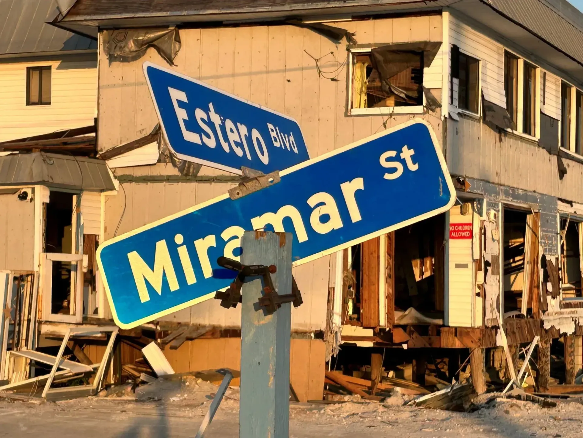 A street sign that says miramar st on it