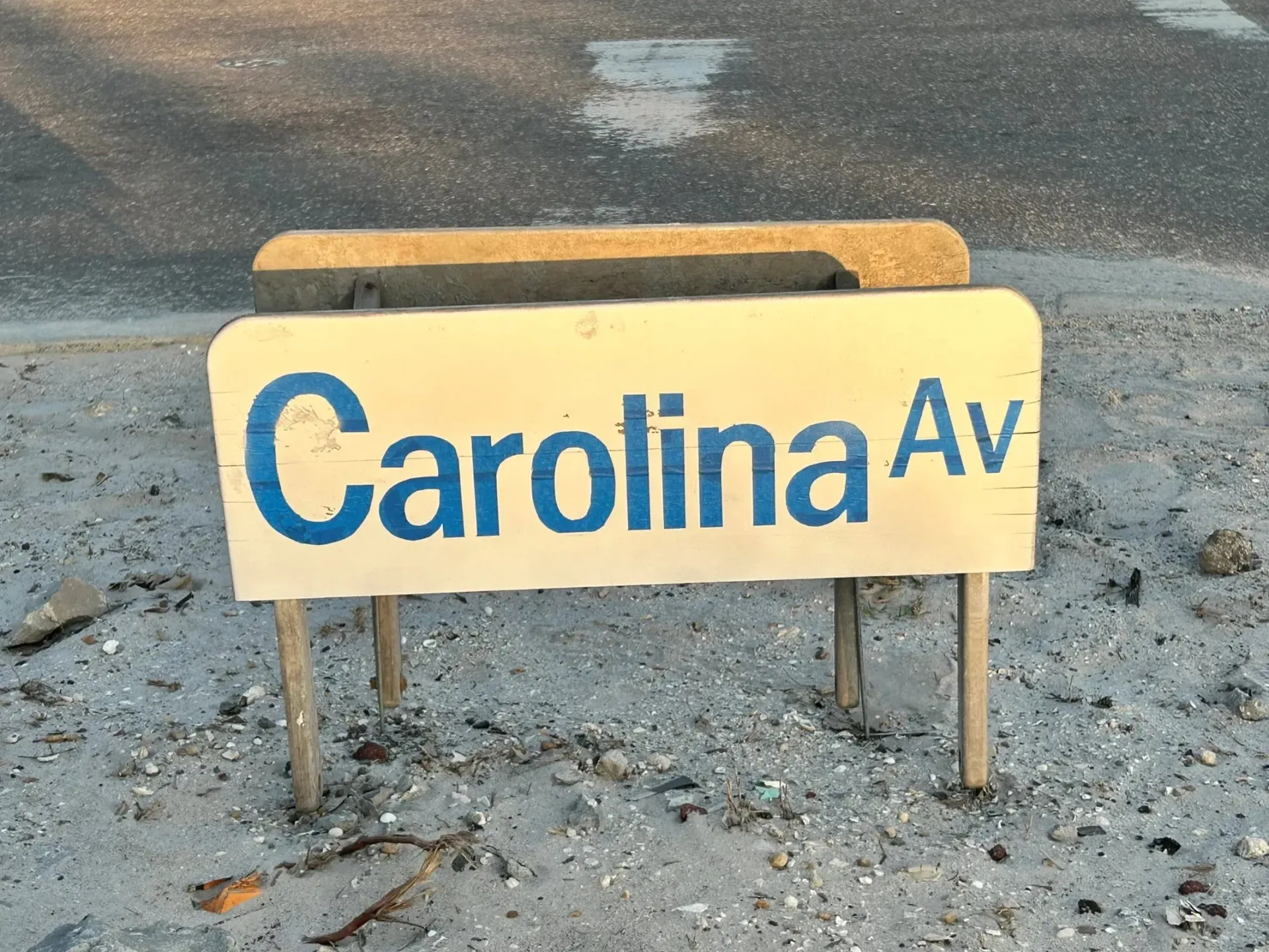 A sign that says carolina av on it