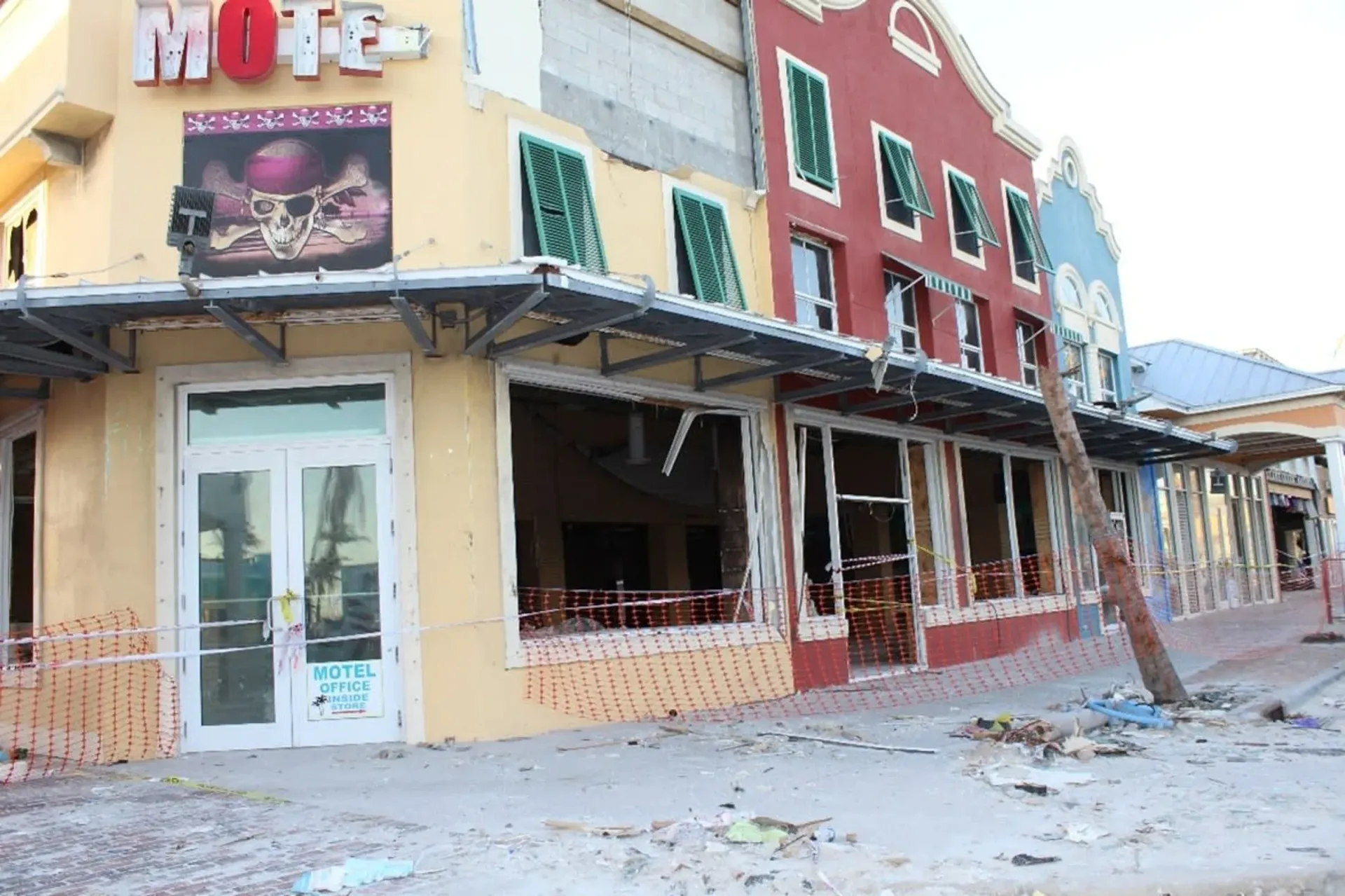 A building with a sign that says motel on it