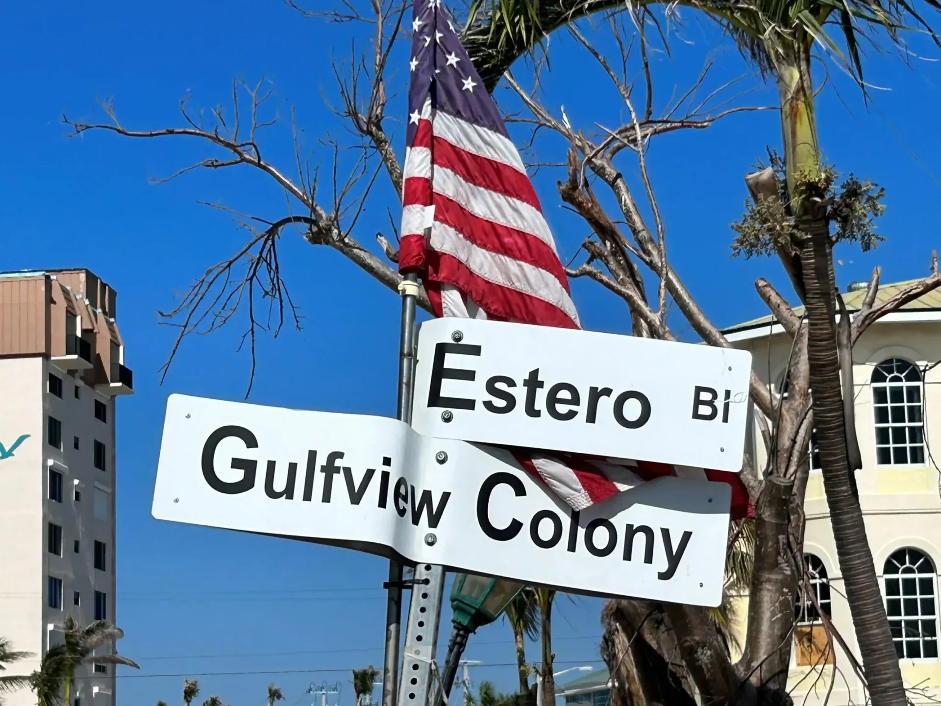 A street sign for estero boulevard and gulfview colony