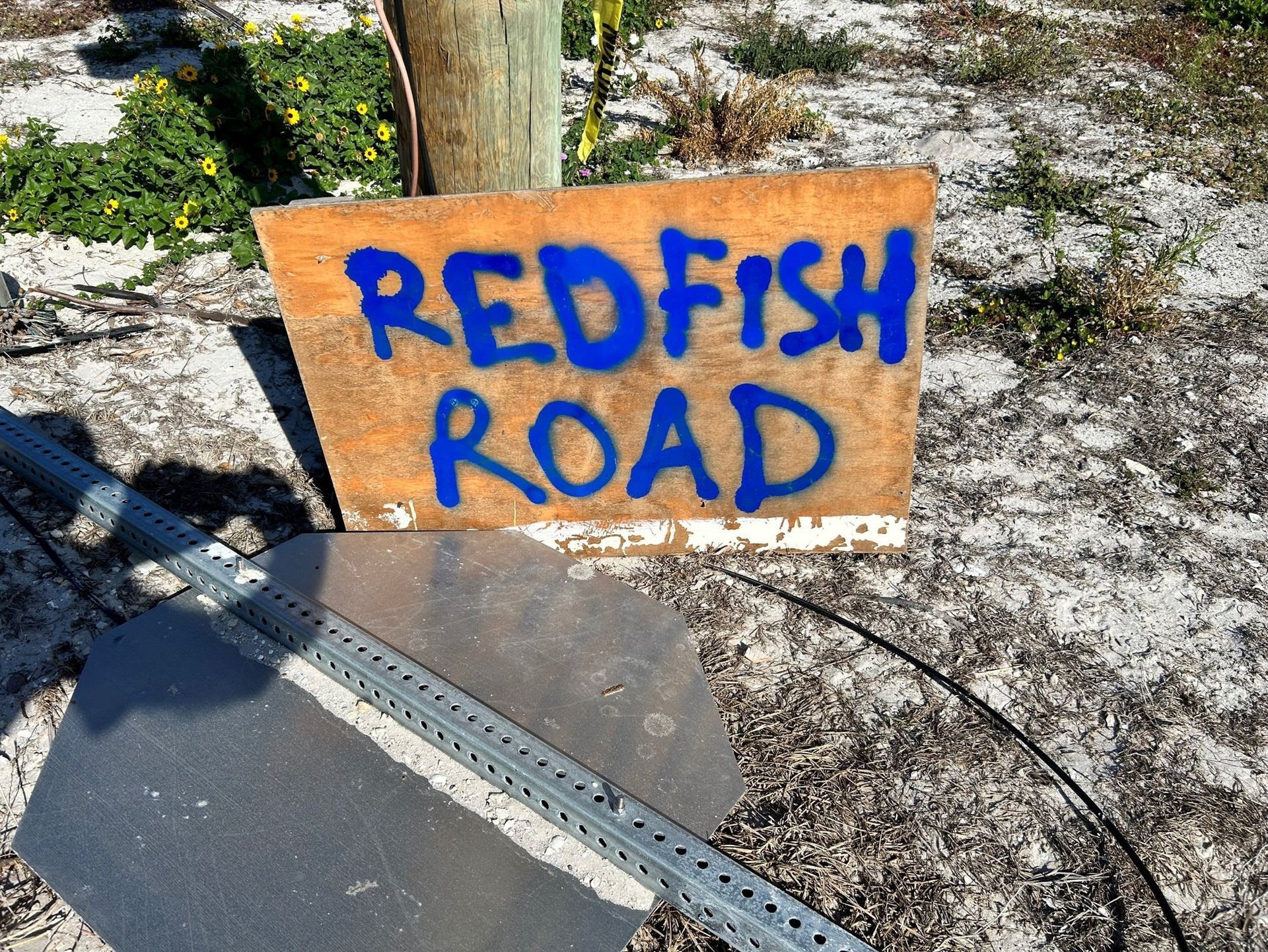 A sign that says redfish road on it
