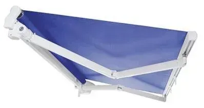 Tenda da sole retrattile blu e bianca, inclinata e parzialmente aperta.