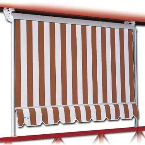 Una tenda a strisce marroni e bianche si estendeva da un edificio, creando ombra.