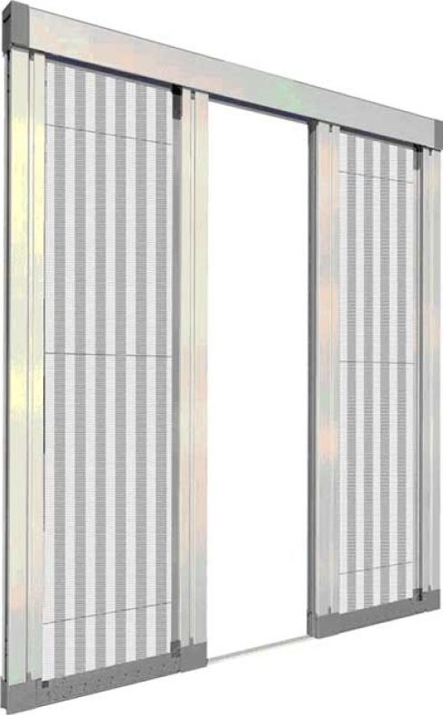Porta scorrevole con zanzariera, telaio argentato, rete grigia plissettata, porta aperta.