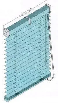 Veneziane blu, abbassate, con i fili a vista. Sopra c'è la scritta 