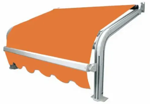Tenda da sole retrattile arancione, telaio argentato, inclinata rispetto a un palo di supporto.