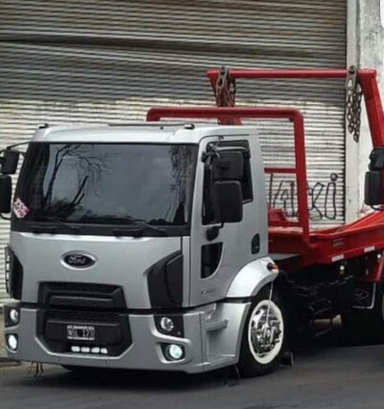 Una camioneta Ford está estacionada al costado de la carretera.