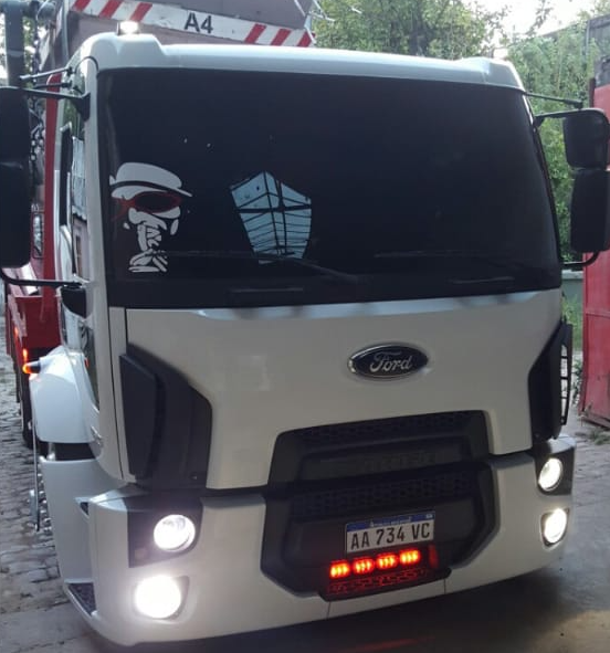 Una camioneta Ford blanca con matrícula AA734VC