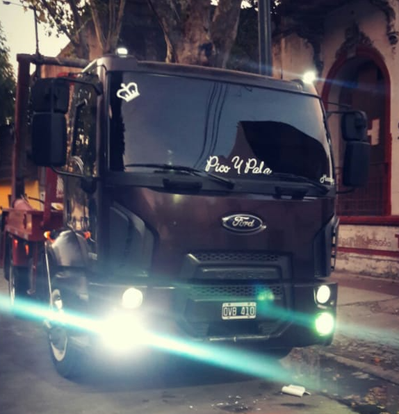 Una camioneta Ford está estacionada al costado de la carretera.