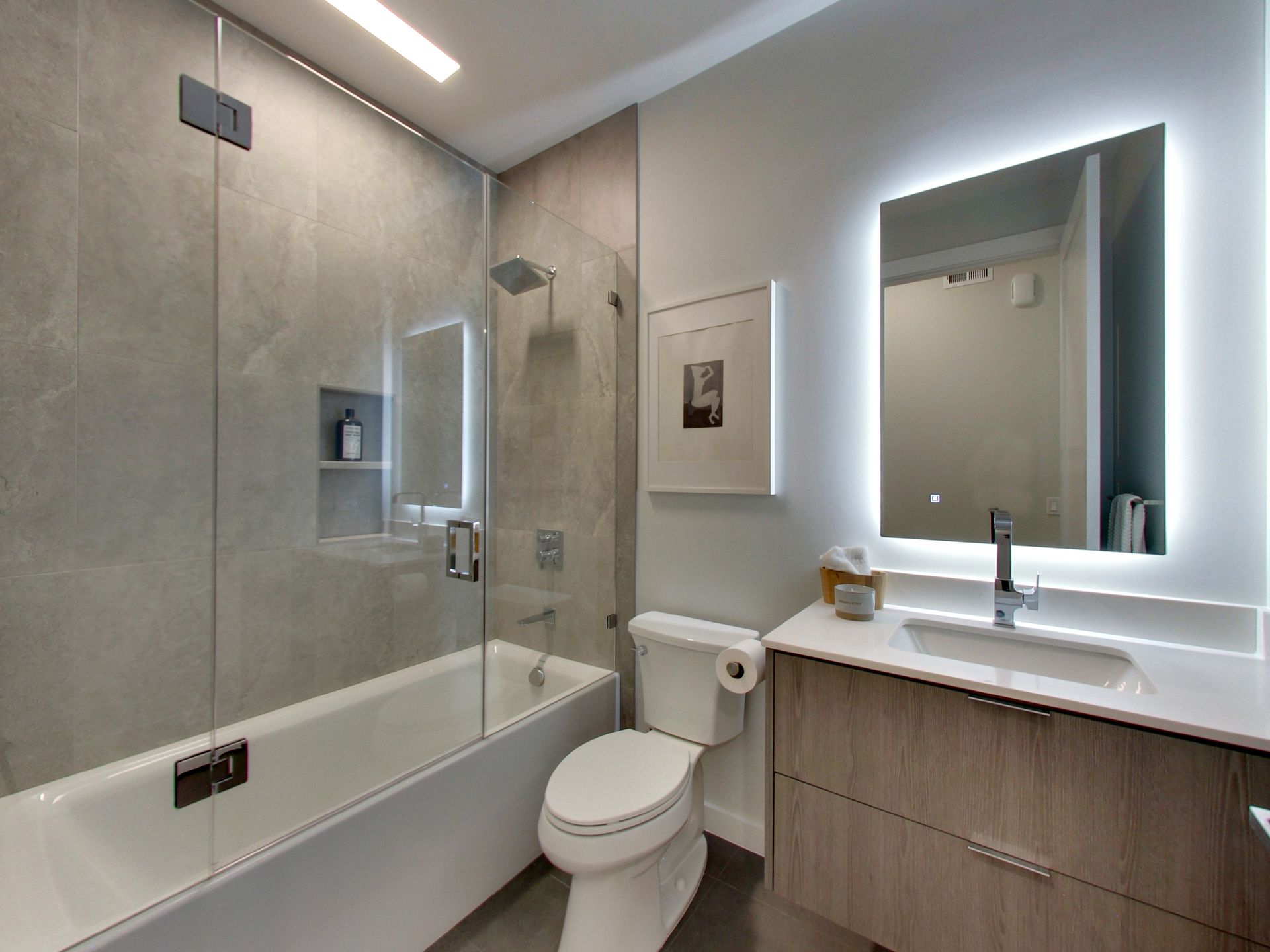 Englander Residences - Bathroom with bath tub