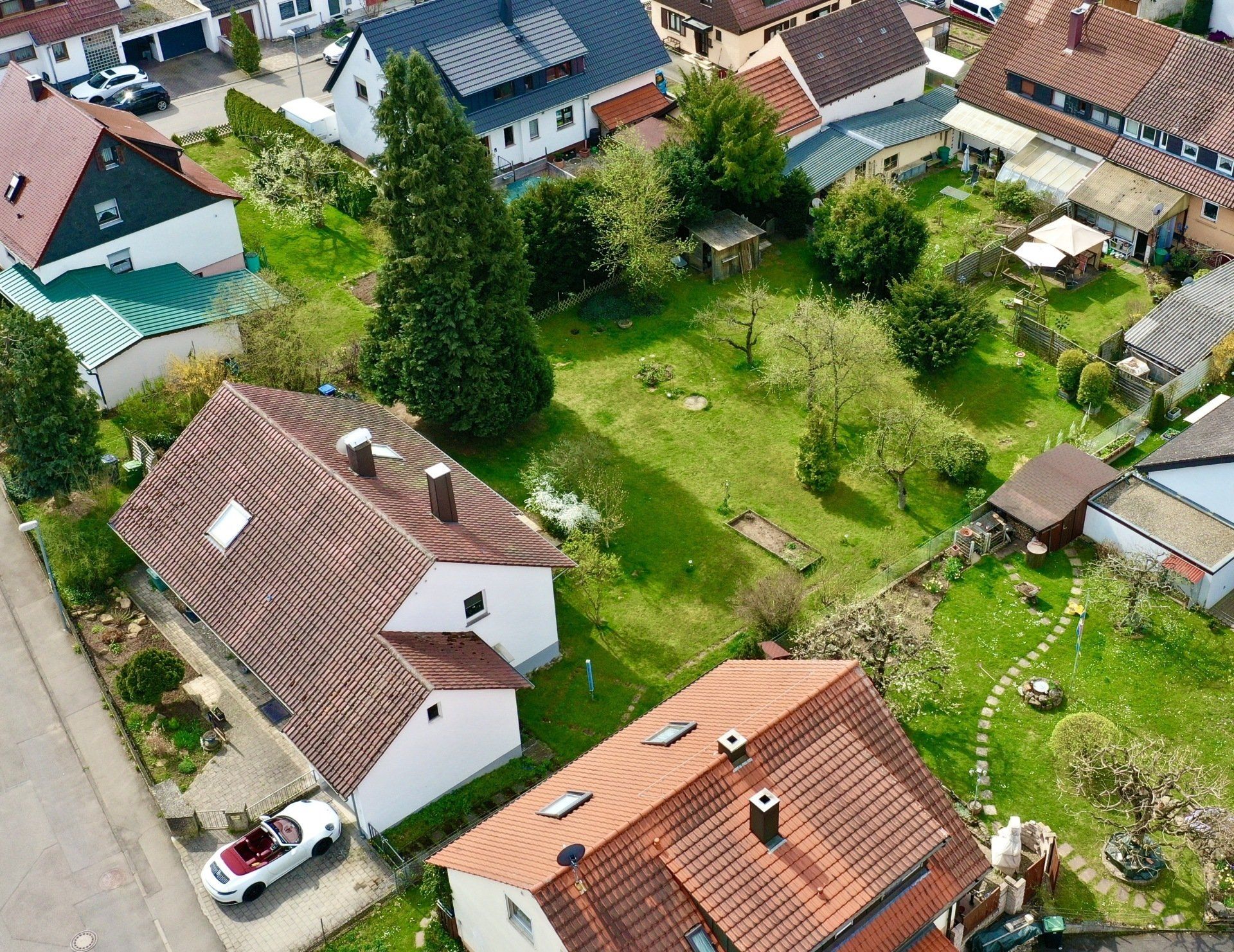 Eine Luftaufnahme eines Wohngebietes mit Häusern und Gärten