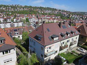 Eine Luftaufnahme einer Stadt mit vielen Gebäuden und Bäumen.
