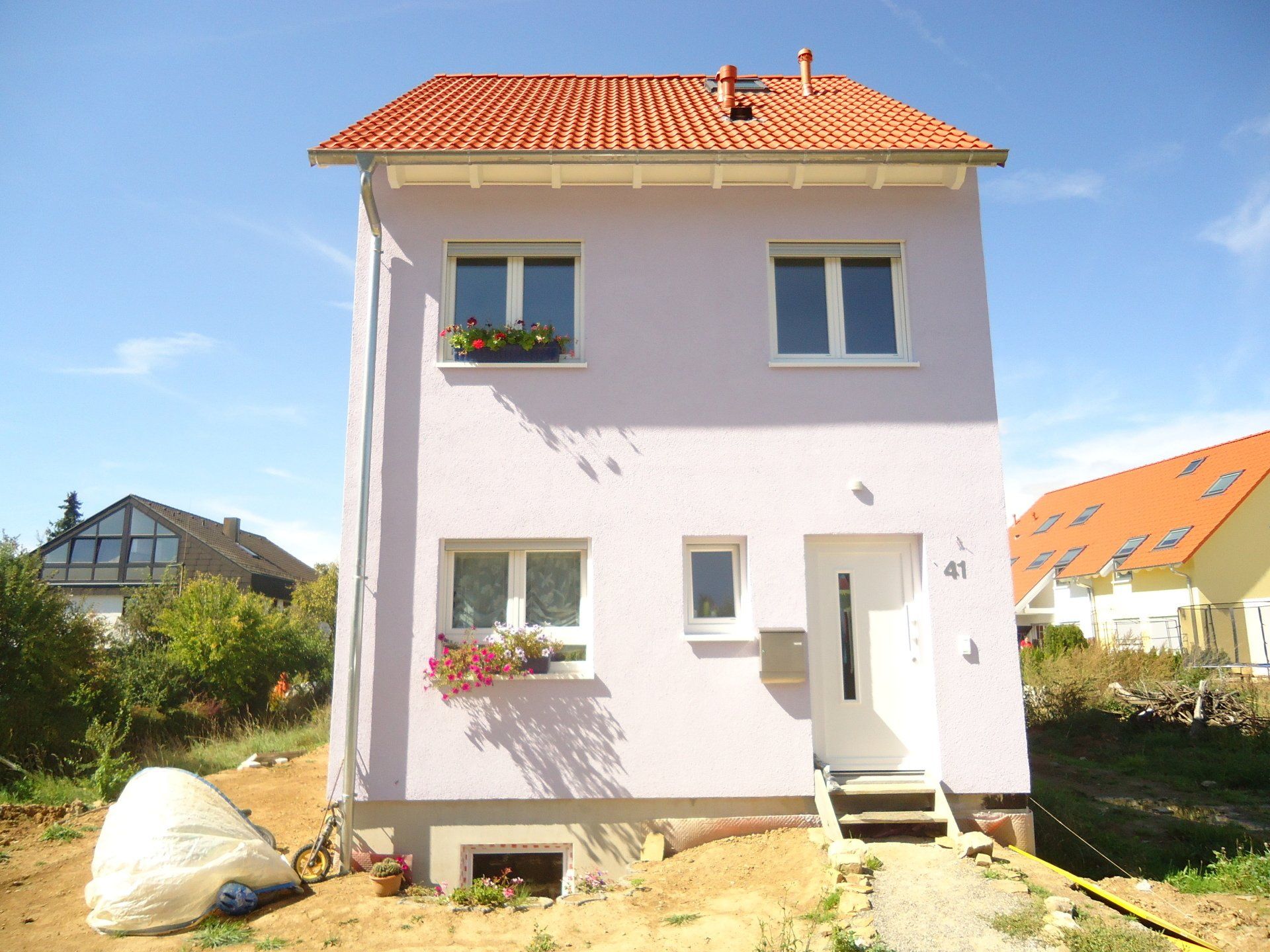 Ein rosa Haus mit der Nummer 41 auf der Vorderseite