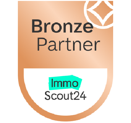 Bronze-Partnerabzeichen mit ImmoScout24-Logo auf einem beigefarbenen und orangefarbenen, schildförmigen Emblem