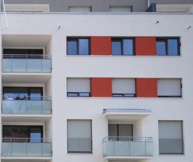 Ein Gebäude mit vielen Fenstern und Balkonen