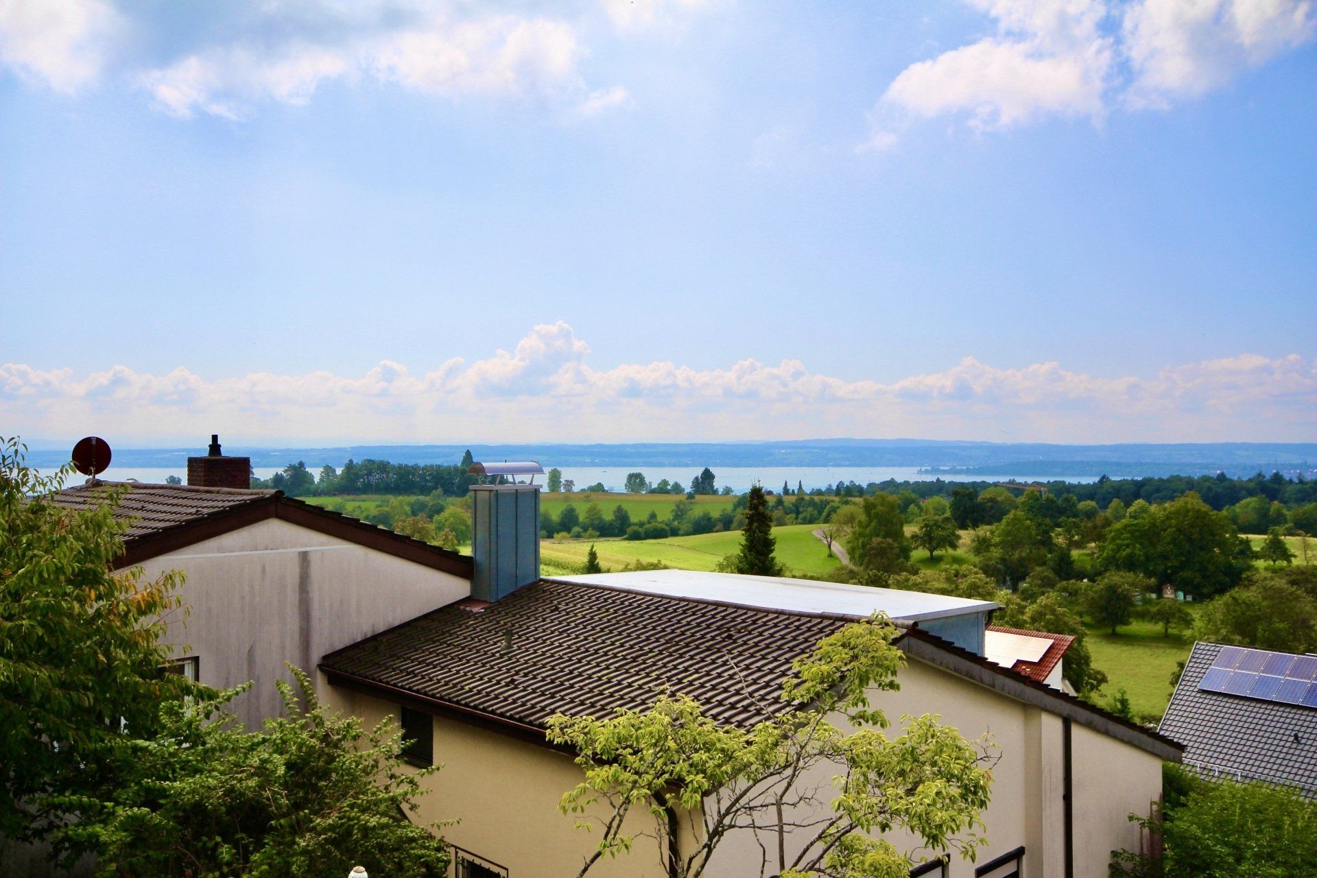 Ein Haus mit Blick auf ein Gewässer