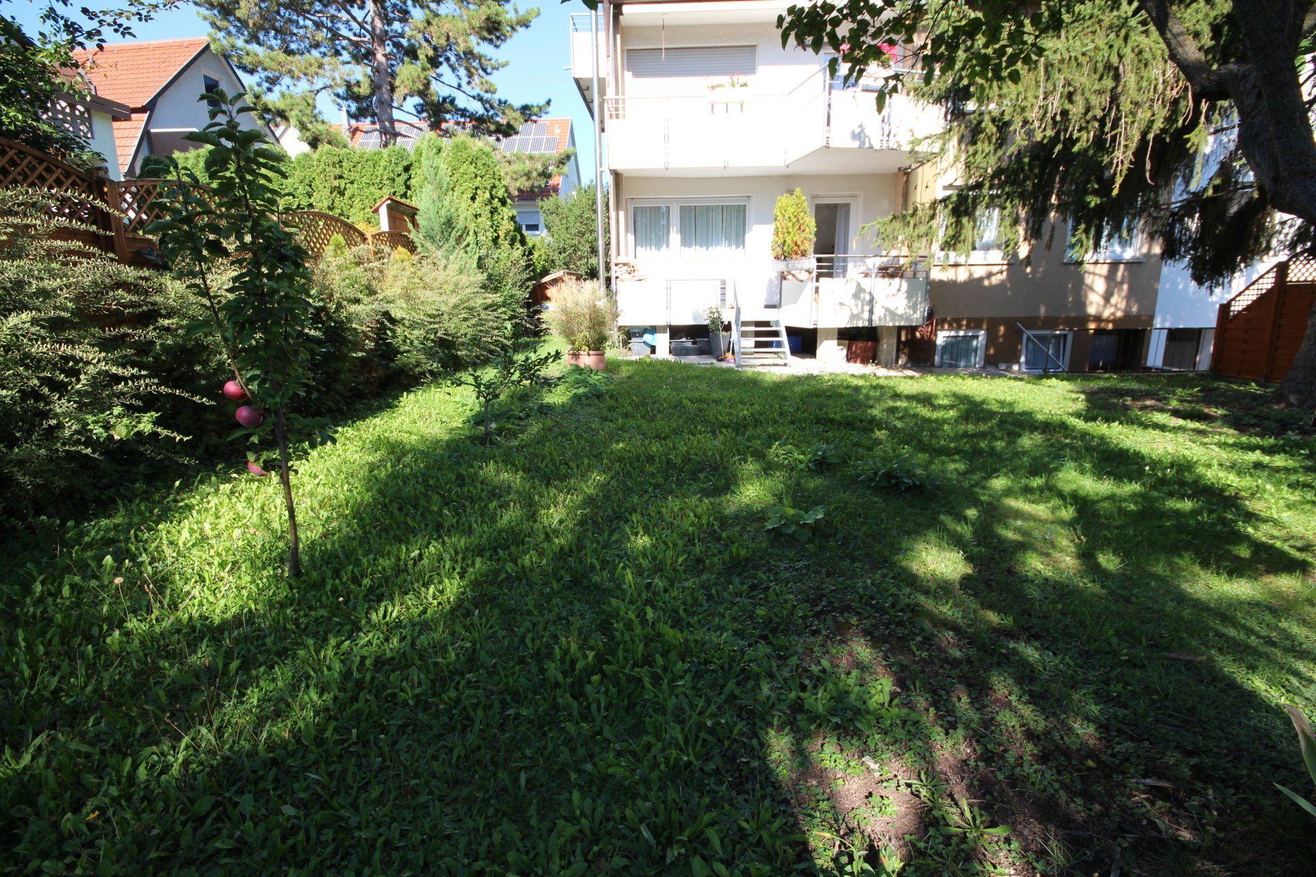 Ein Haus mit einer großen Wiese davor