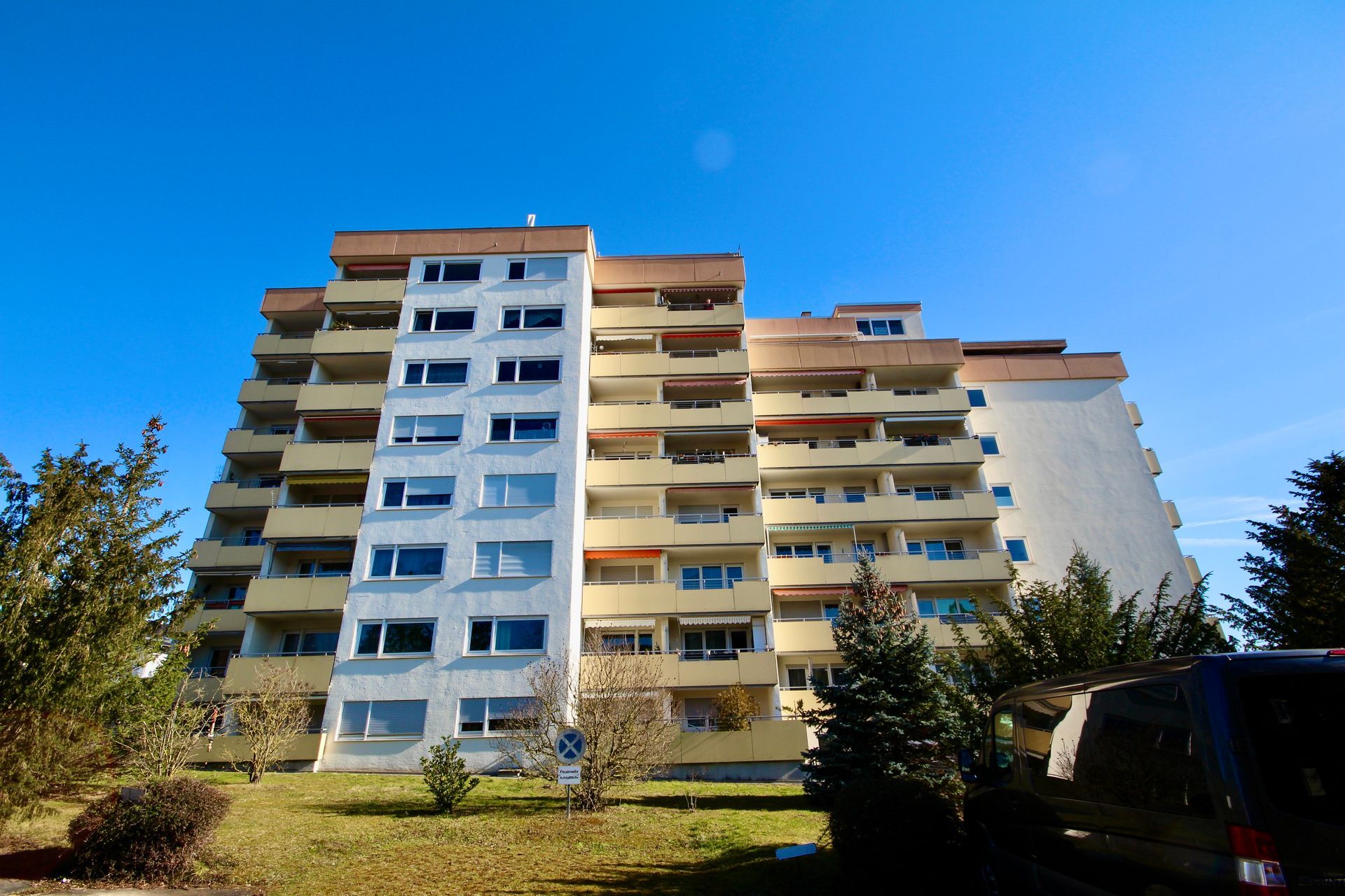 Ein großes Mehrfamilienhaus mit blauem Himmel im Hintergrund