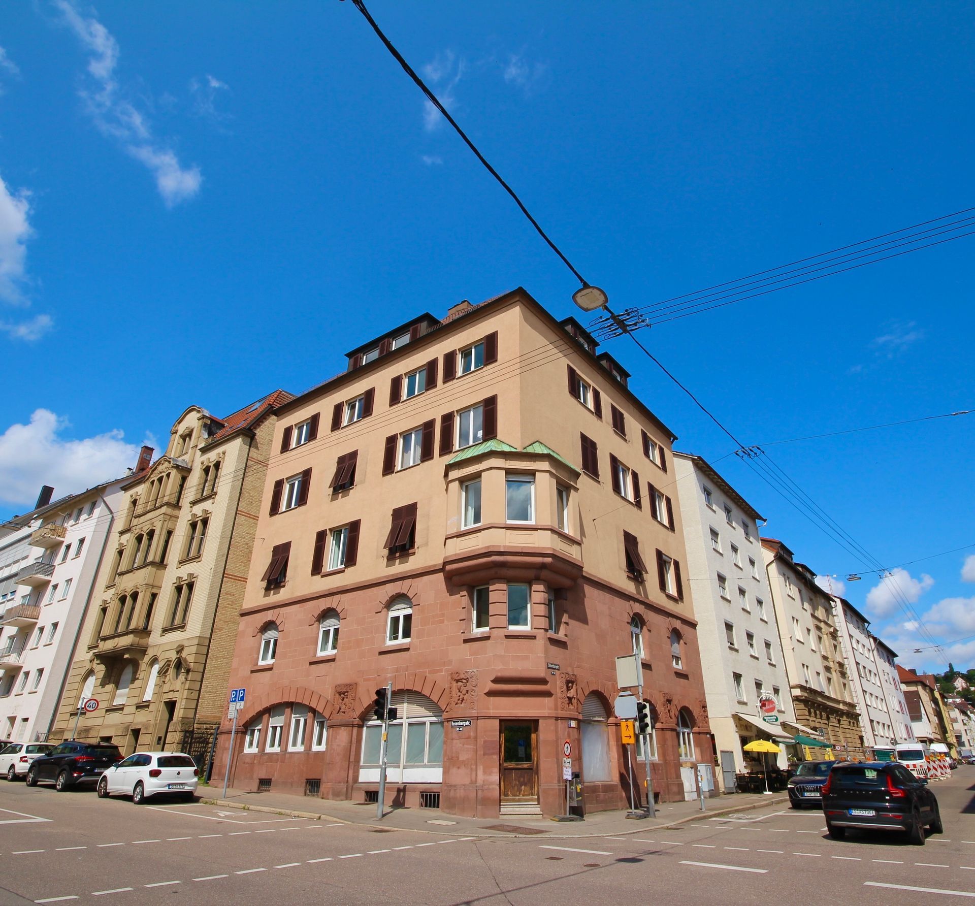 Ein großes Gebäude an der Ecke einer Stadtstraße