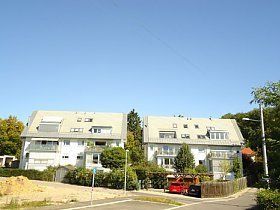 An einem sonnigen Tag stehen ein paar Häuser nebeneinander.