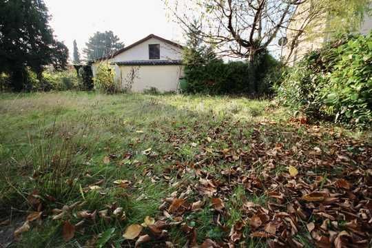 In der Mitte des Wohnzimmers befindet sich ein Kamin.