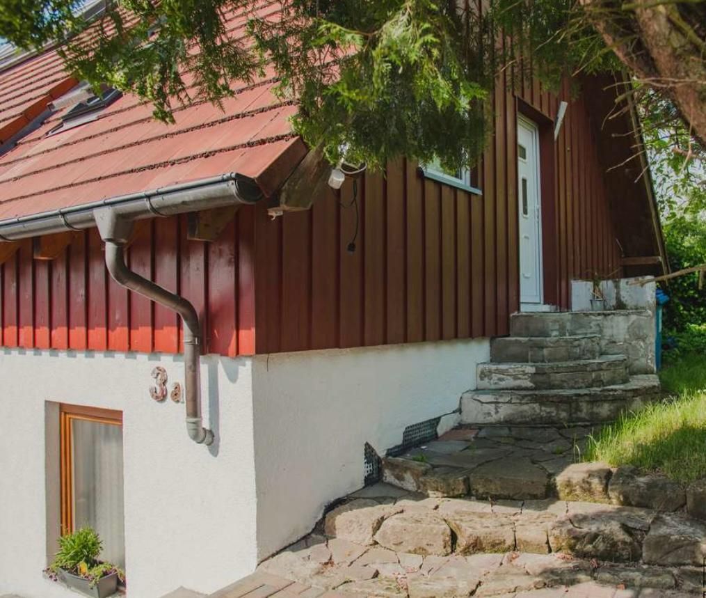 Ein Haus mit Treppen, die zur Haustür hinaufführen