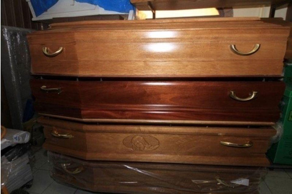 Cofani funebri con legno diverso