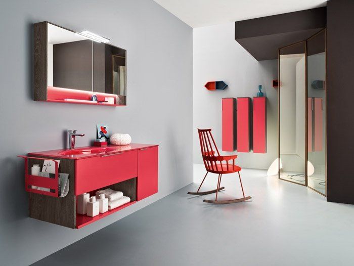 bagno con mobili di design rossi