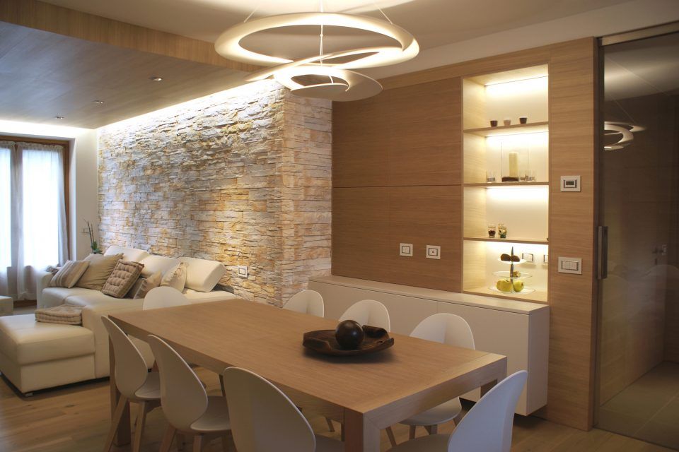 sala da pranzo e soggiorno con parete di pietra naturale