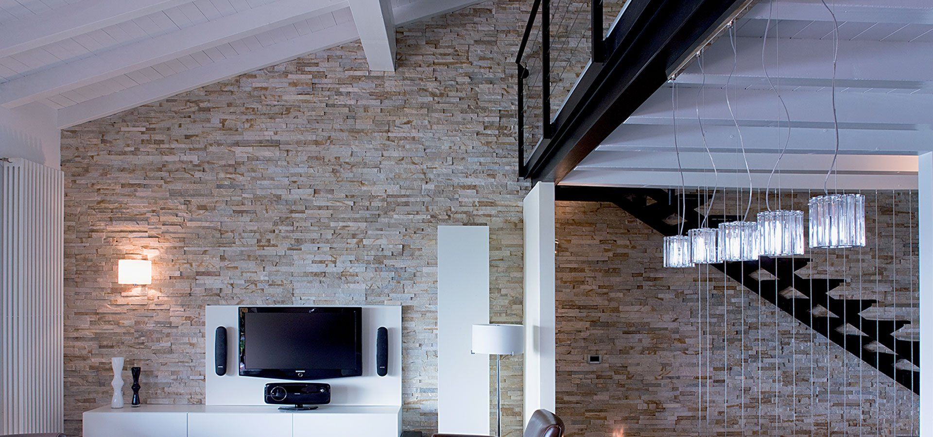 soggiorno moderno con parete in pietra stile moderno