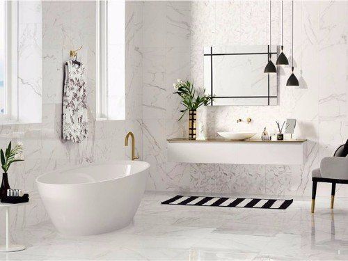 un bagno con una vasca , muri e pavimenti di color bianco